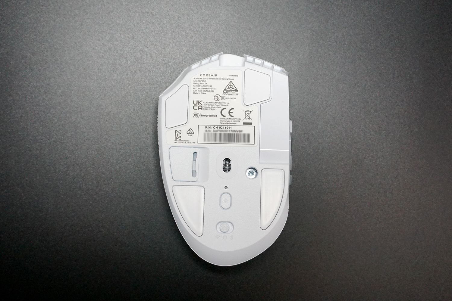 底面、ソールは調整機能部分を避けた4隅、センサー位置は中央。接続切替のスライド式スイッチ、プロファイル切替ボタン、サイドボタン調整のネジ穴を備える。