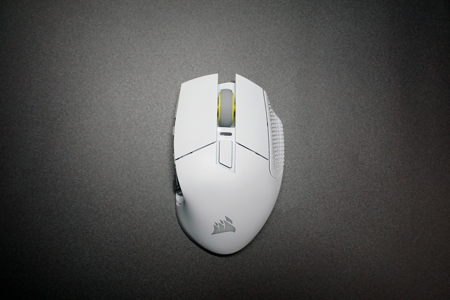 表面、多ボタンマウスとしてはオーソドックスな形状。表面加工は程よく滑らないマットな加工。