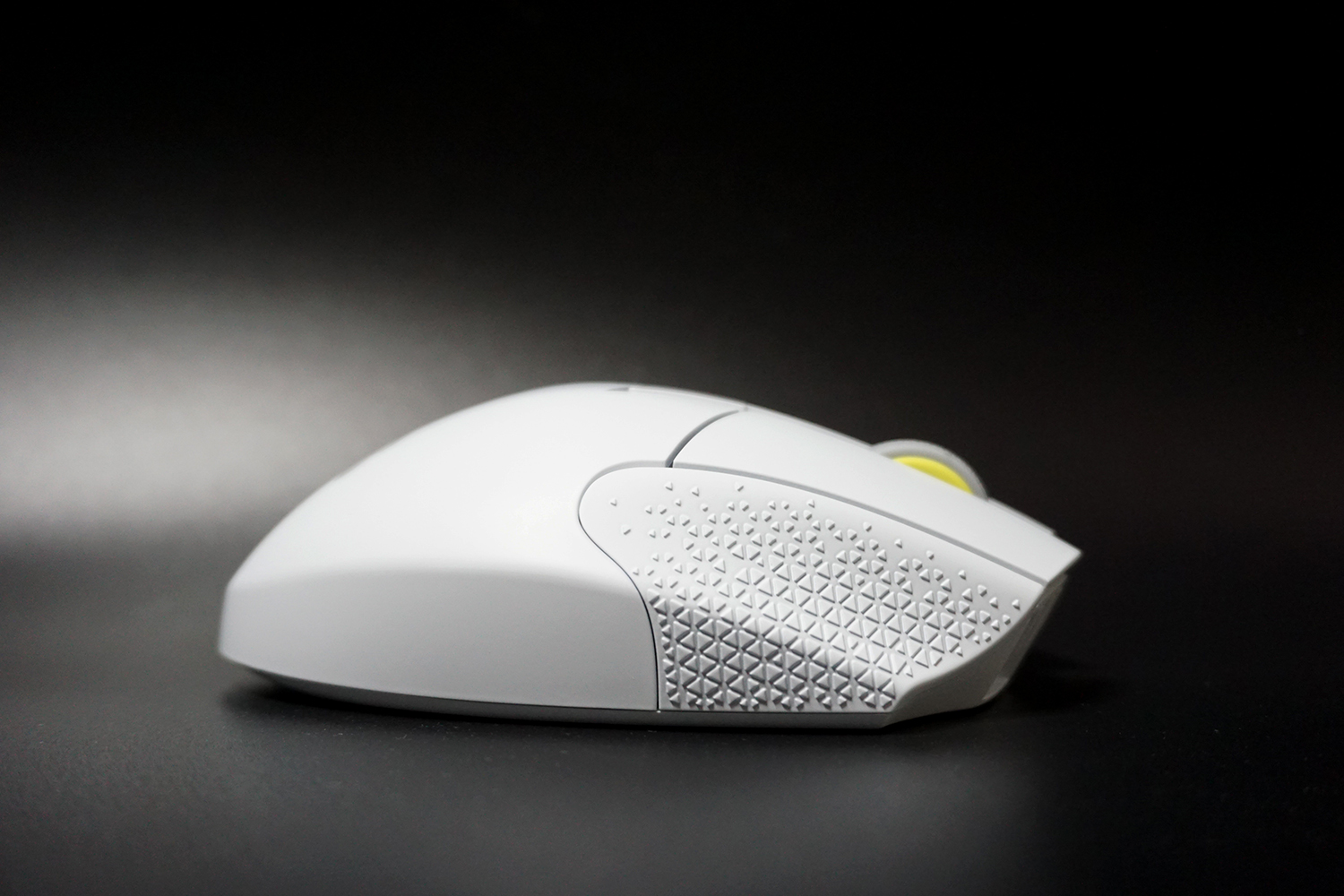 右側面、通常のマウスとは異なり小指側の部分が盛り上がりホールドしやすいようになっている。