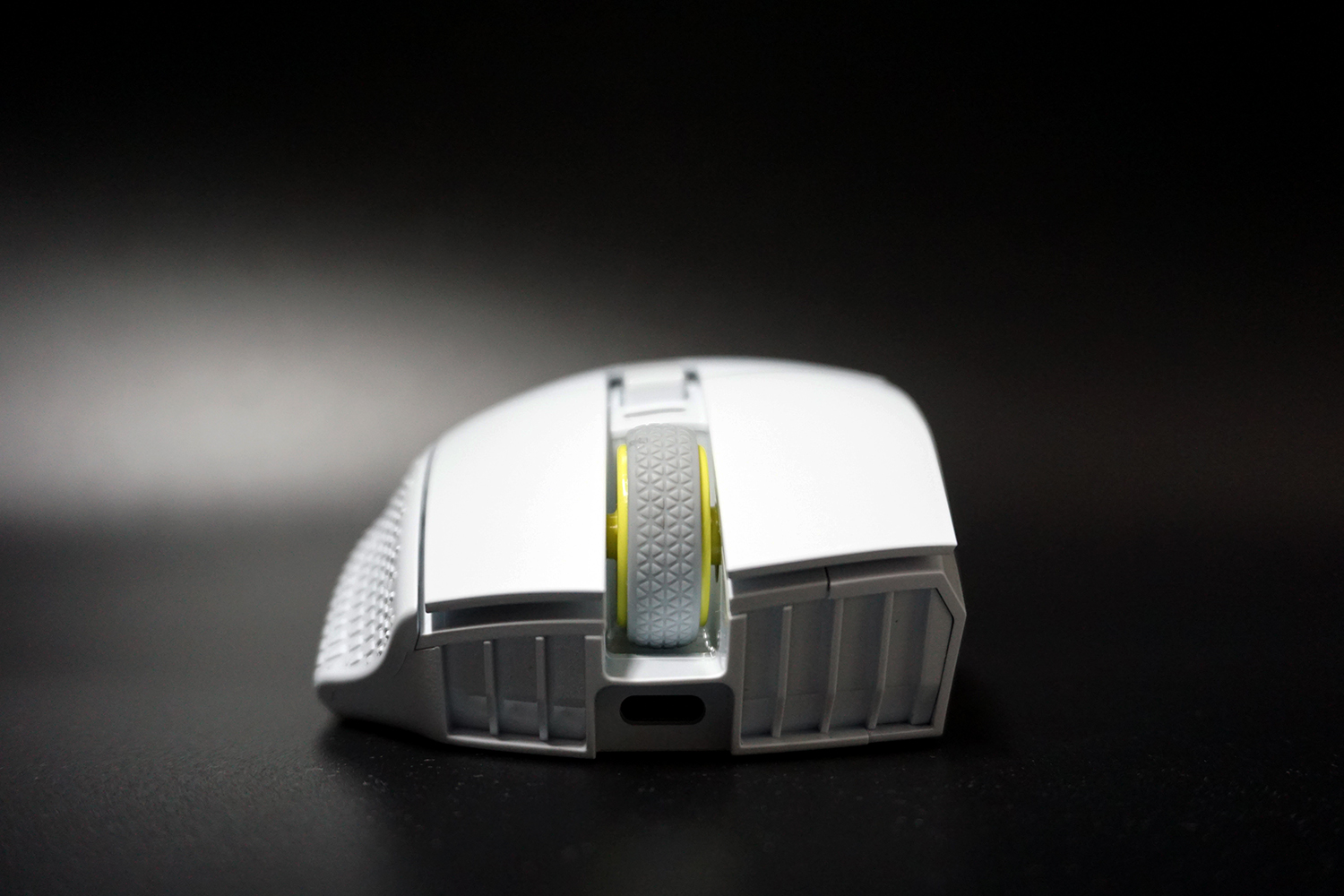 前面、小指側に向かって大きく傾斜しつつもホールドしやすい形状なのが分かる。