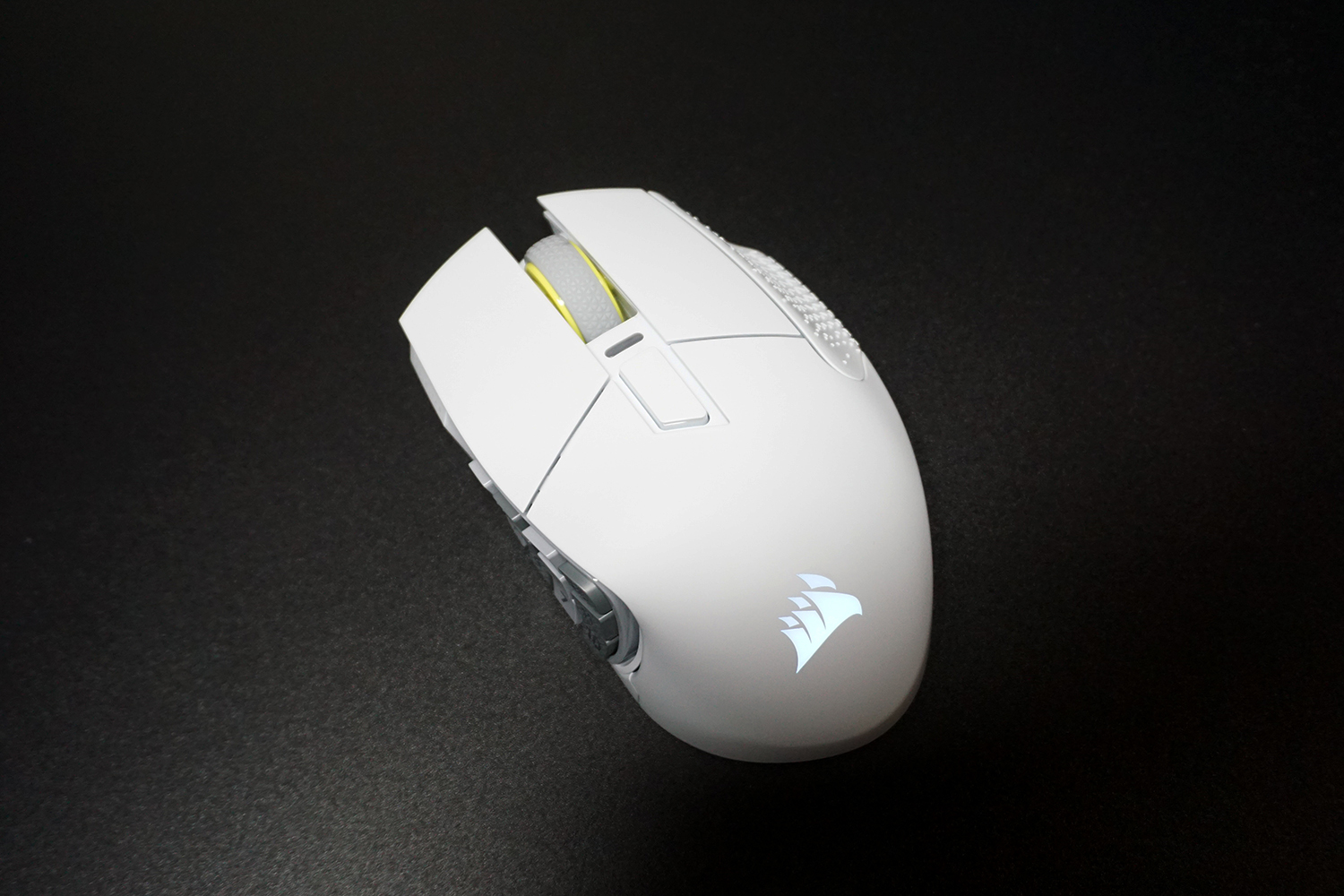 ロゴマーク部分は好みの色で発光させられる。