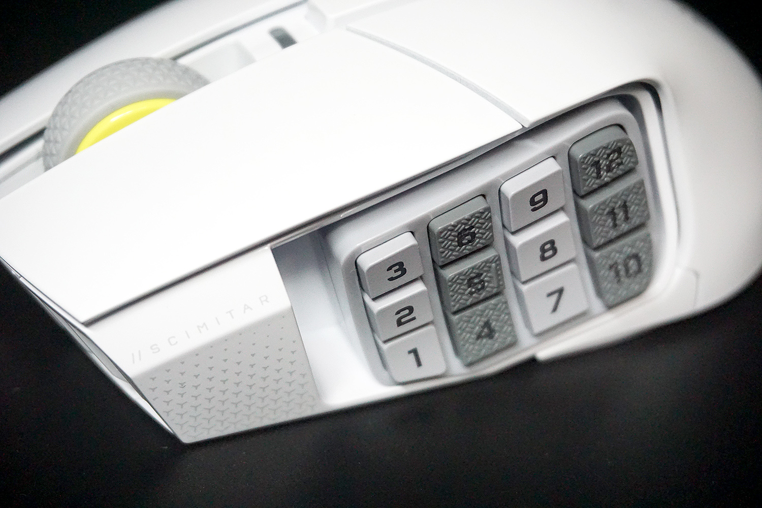 サイドボタンは、押し分けの判断がしやすいように工夫された形状になっているが、割り当てを覚えて完全に使いこなすには慣れが必要になるかもしれない。