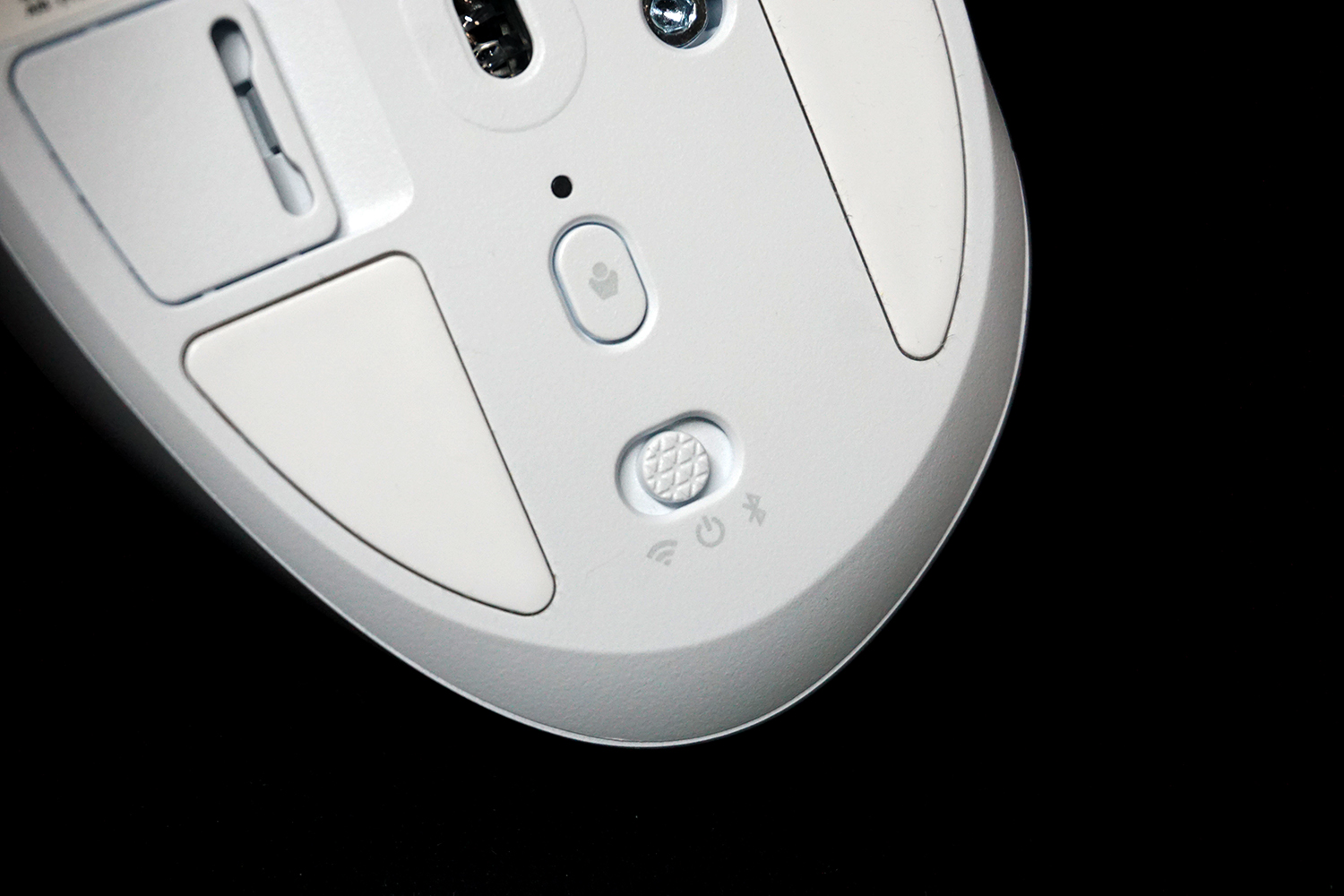 接続方法の切り替えは底面のスイッチを切り替えて行う。