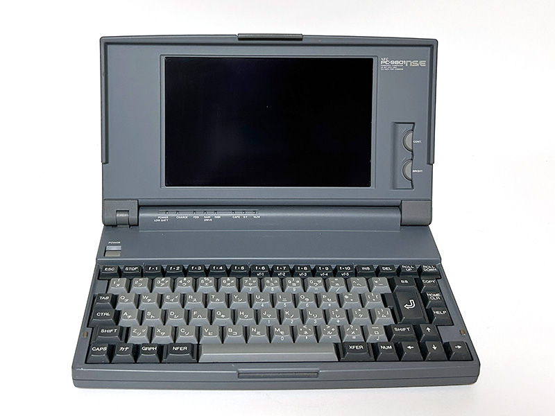 蓋を閉じた状態と、開いて正面から撮影した写真となります。蓋には、98NOTE SX/Eの文字がプリントされています。開いた状態では、右上のPC-9801NS/Eロゴと液晶が青から白になっている以外は、PC-9801NVとほぼ同じです。