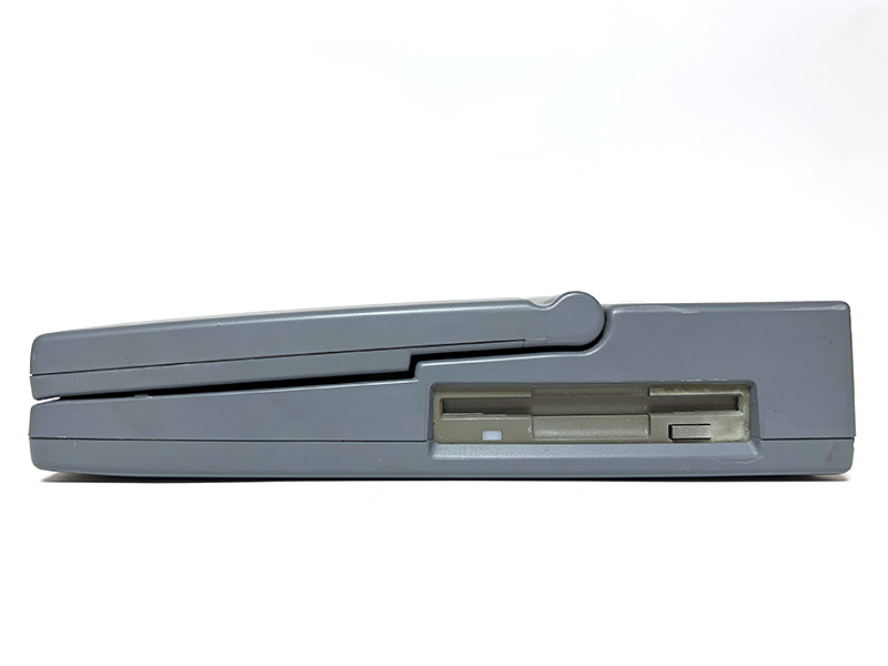 本体右側面にはFDDが、左側面にはリセットボタンとACアダプタの接続コネクタ、そしてその部分をずらすとHDDを挿入できる穴が現れます。