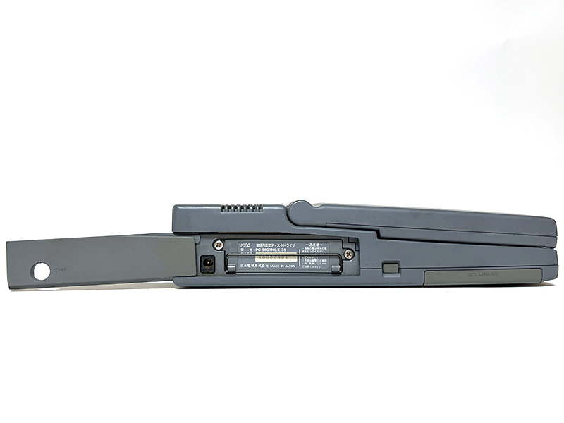 本体右側面にはFDDが、左側面にはリセットボタンとACアダプタの接続コネクタ、そしてその部分をずらすとHDDを挿入できる穴が現れます。