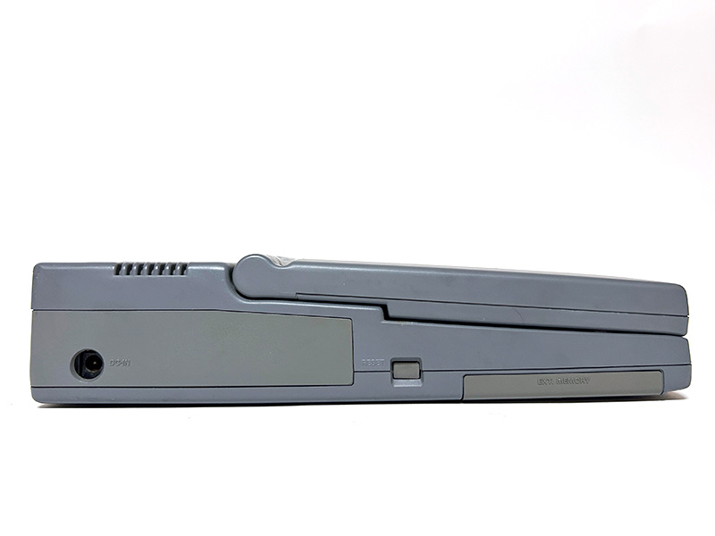 本体右側面にはFDDが、左側面にはリセットボタンとACアダプタの接続コネクタ、そしてその部分をずらすとHDDを挿入できる穴が現れます。