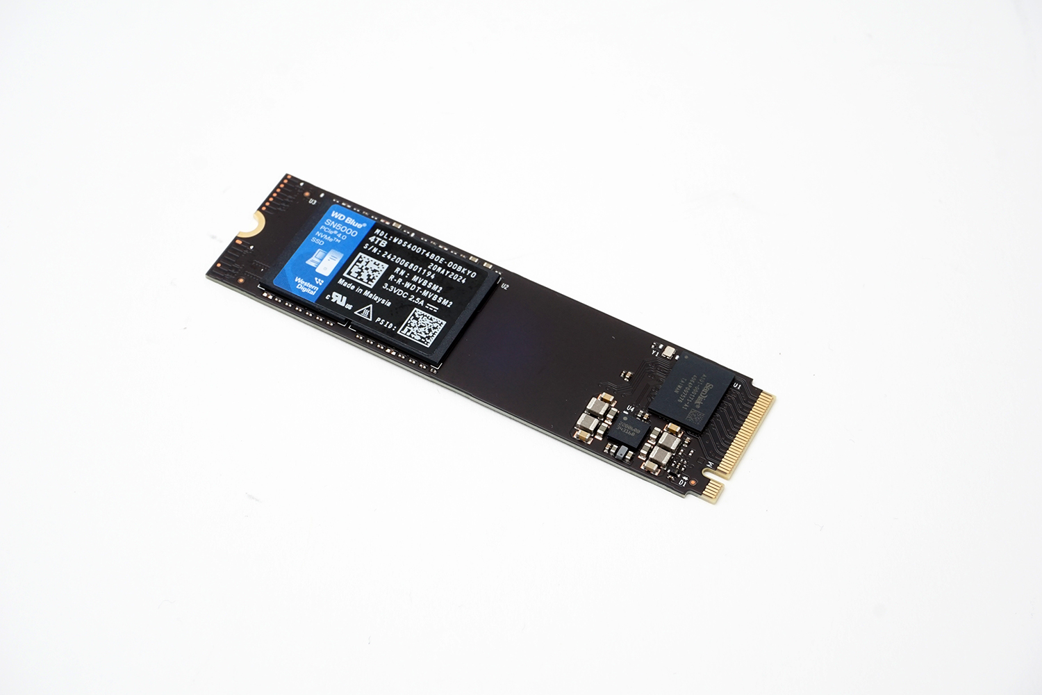 サンディスクの「WD Blue SN5000 NVMe SSD」。4TBモデル(型番 WDS400T4B0E)の実売価格は4万円前後