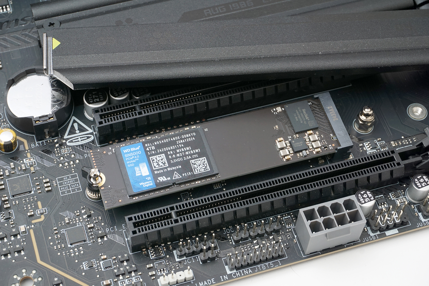 チップセット経由接続にはマザーボードの「M_3」と印字されたスロットを利用