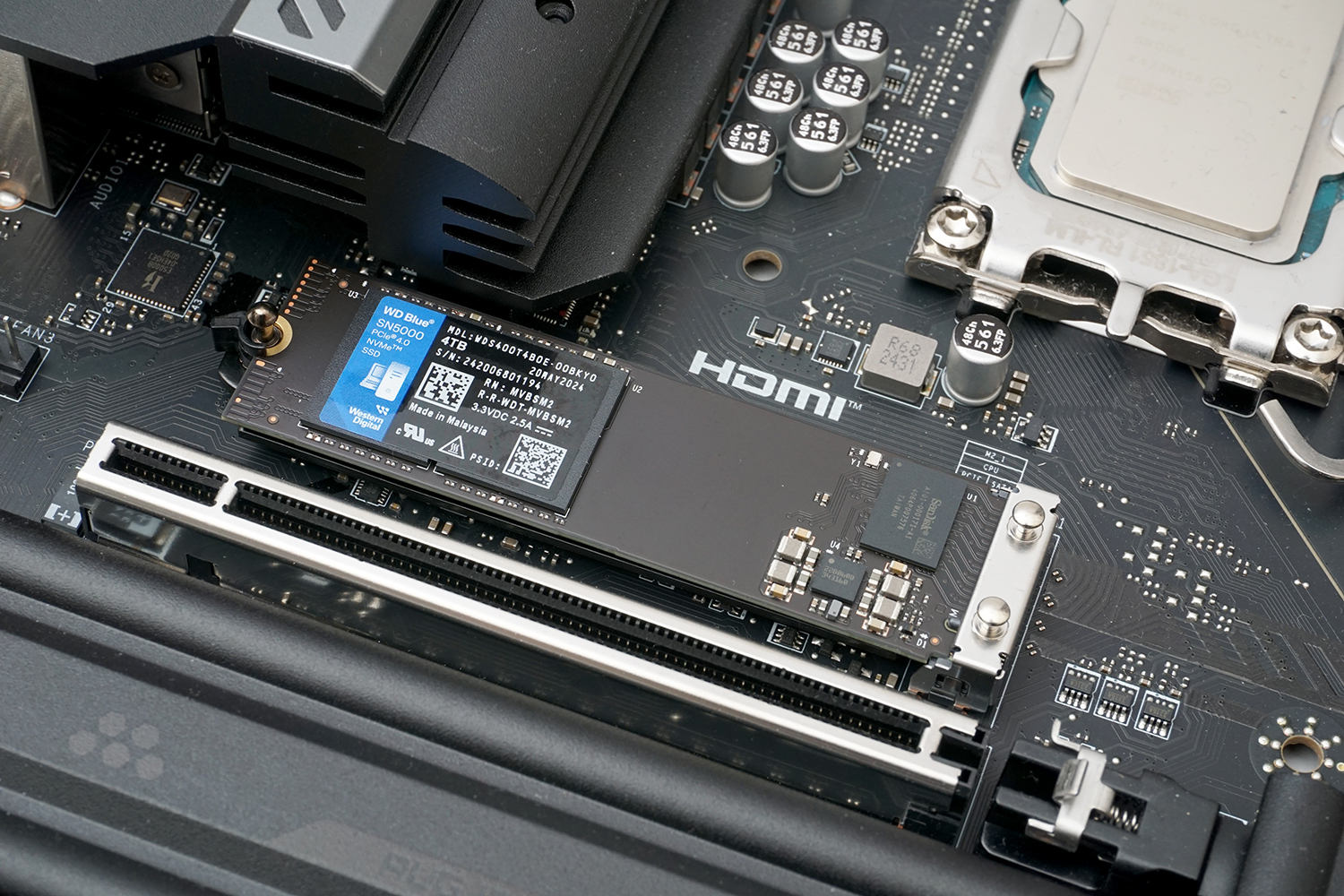 CPU直結にはマザーボードの「M2_1」と印字されたスロットを利用