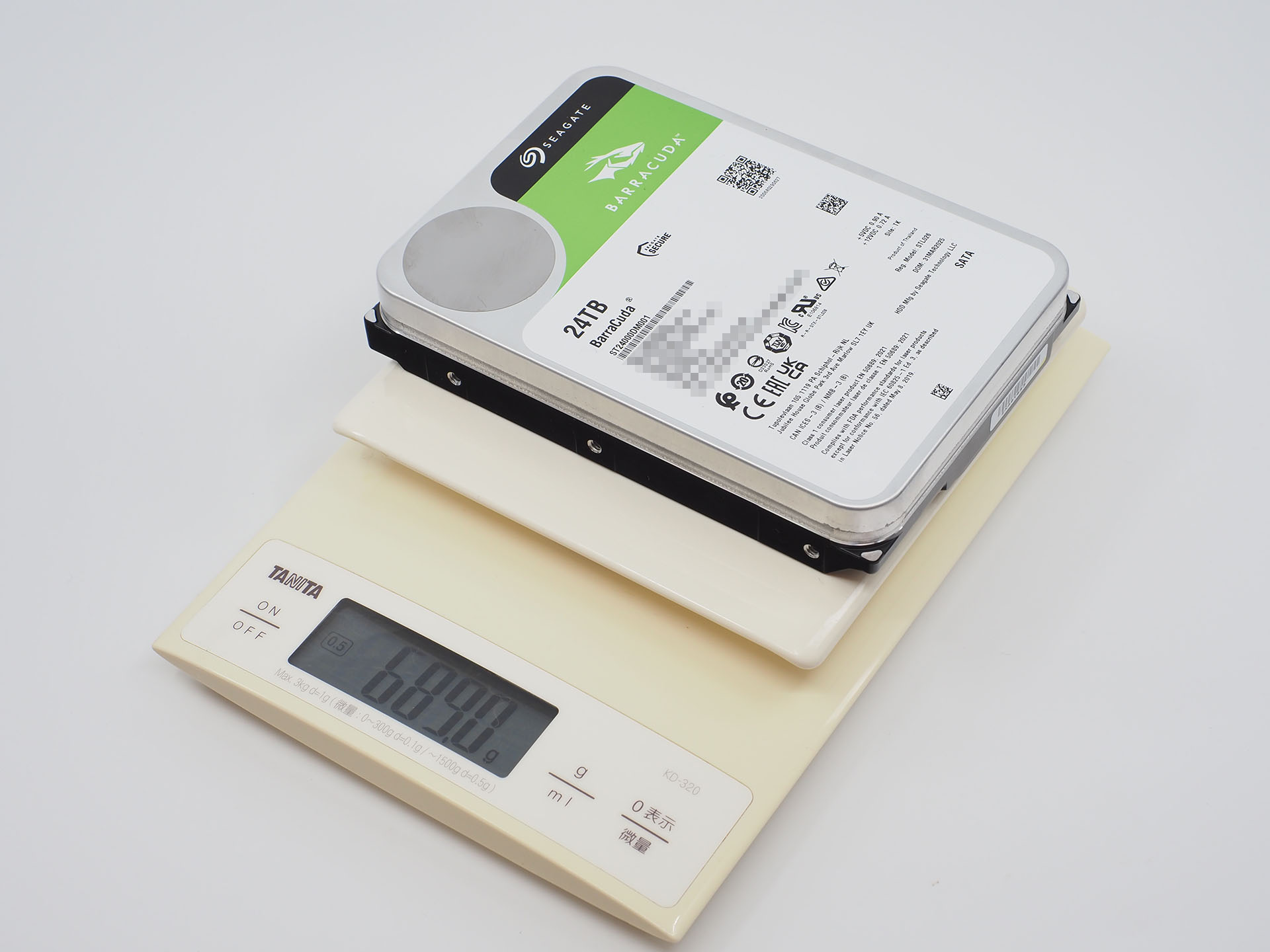 BarraCudaとIronWolf Proの24TBモデルの実機が入手できたので、実測比較もしてみた。重量は、BarraCuda 24TBは689g、IronWolf Pro 24TBは688.5g(※はかりは0.5g単位)で、ほぼ同じと言ってよいだろう