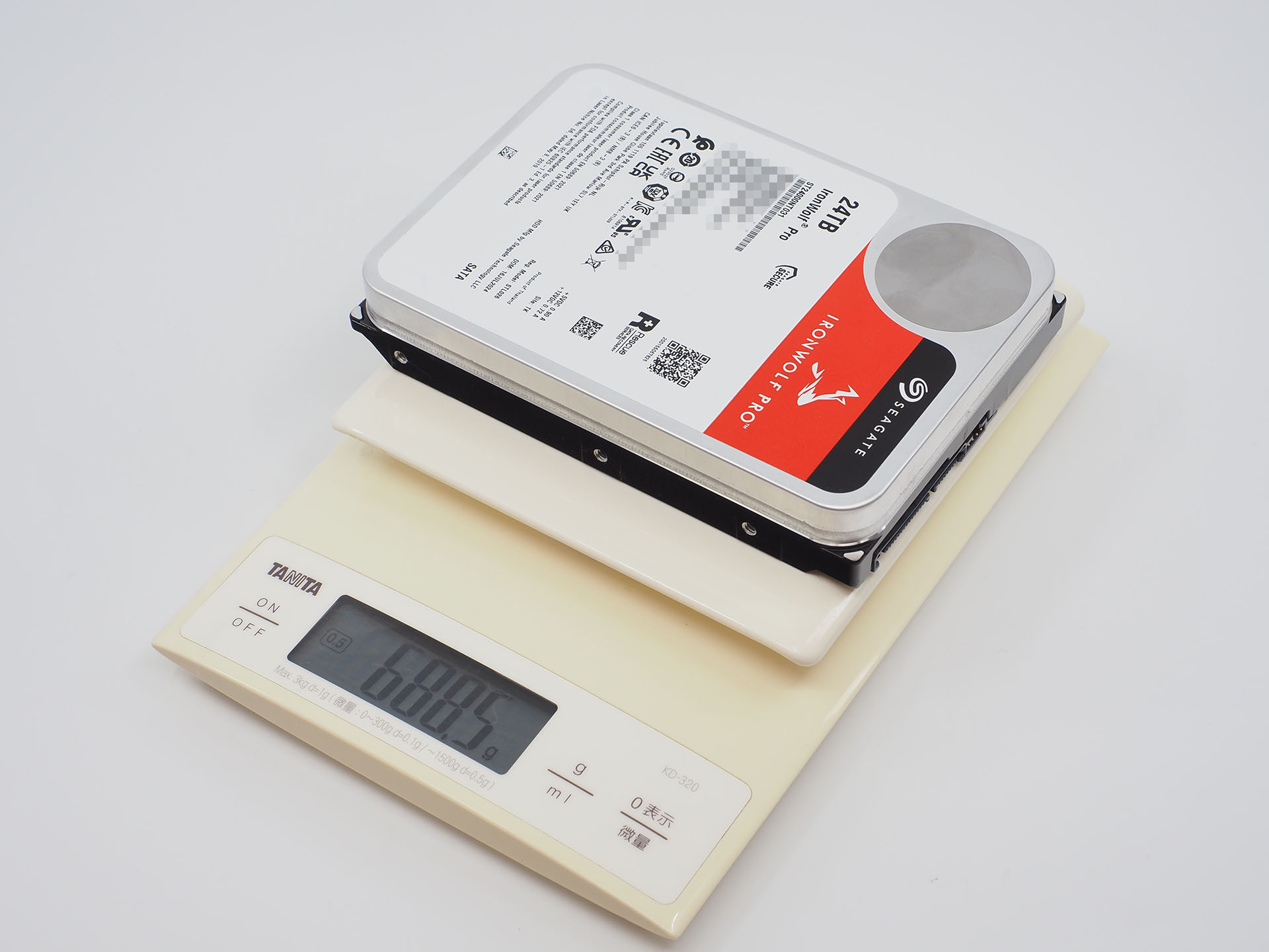 BarraCudaとIronWolf Proの24TBモデルの実機が入手できたので、実測比較もしてみた。重量は、BarraCuda 24TBは689g、IronWolf Pro 24TBは688.5g(※はかりは0.5g単位)で、ほぼ同じと言ってよいだろう