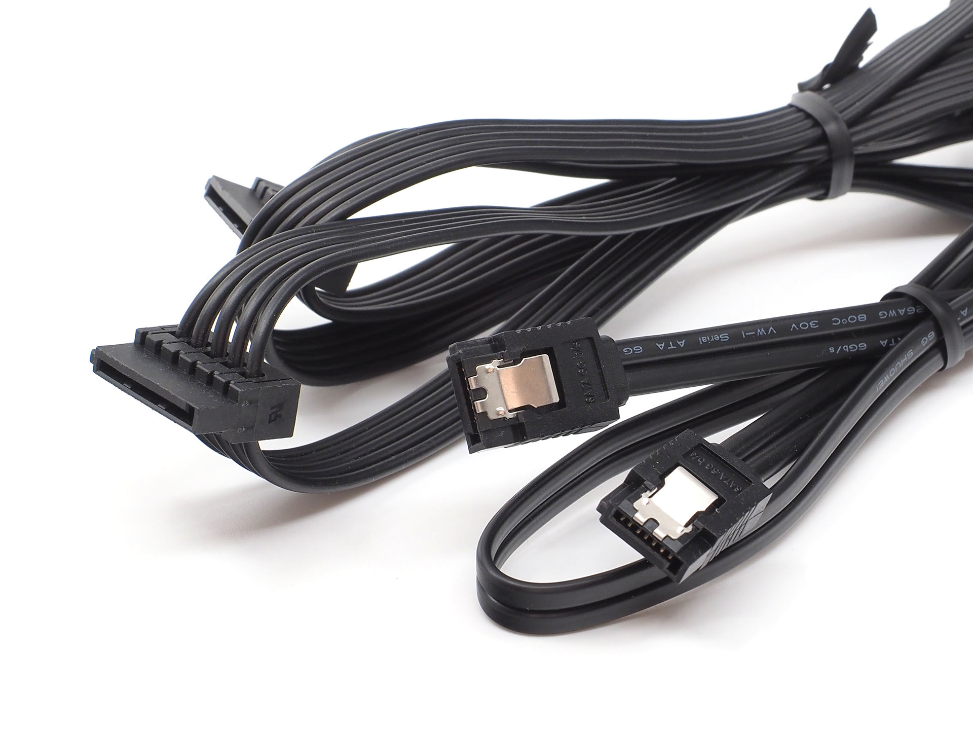 ケーブルレスのストレージであるM.2 SSDが主流になった現在も、HDDは従来どおりSATAと電源のケーブルが必要。“美しいPC自作”を目指すなら、これらのケーブルの配線をきれいに処理するのが腕の見せ所