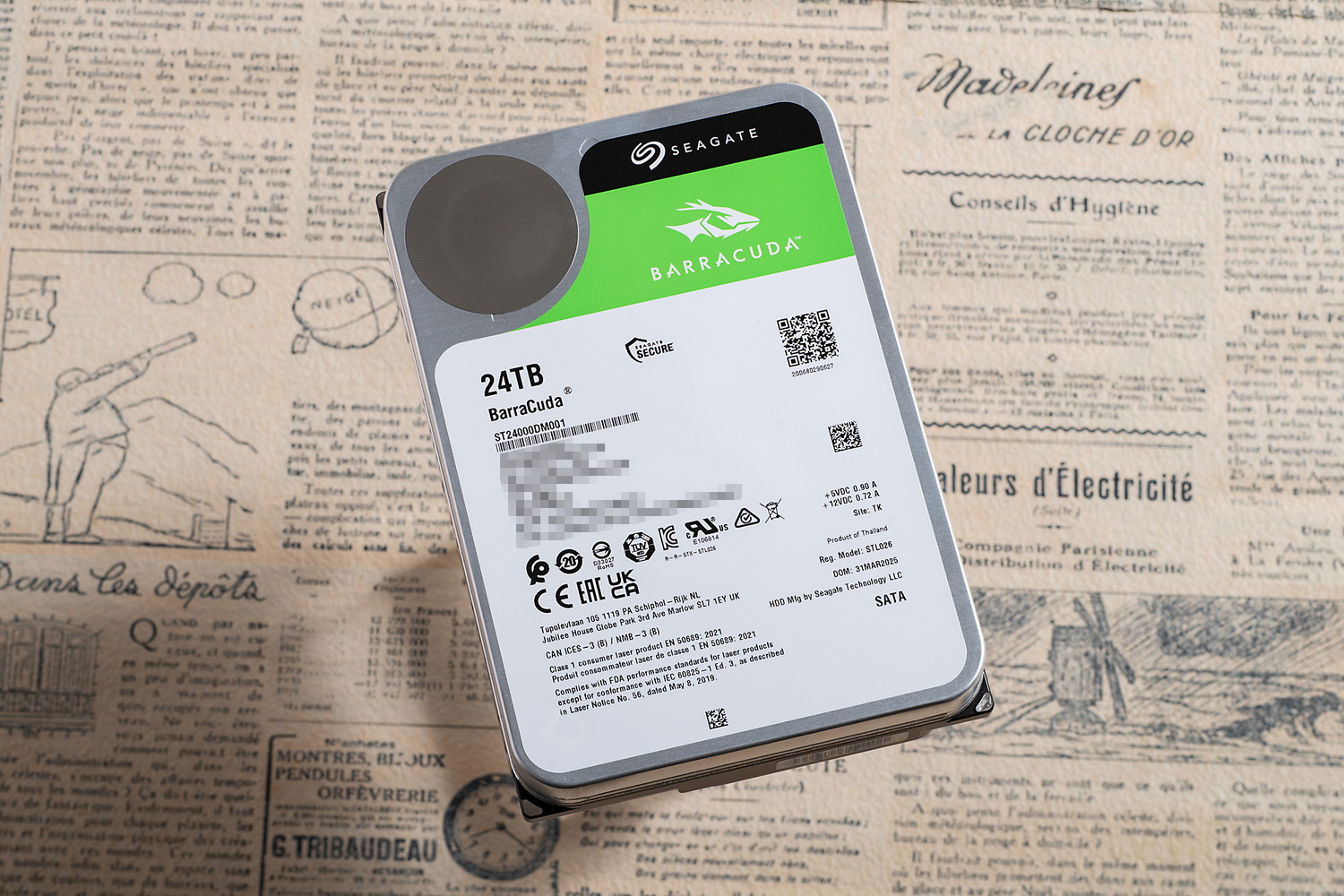 個人/デスクトップ向けHDD「BarraCuda」24TBモデル(型番：ST24000DM001)。2025年に登場した大容量のBarraCuda各モデルは、秋葉原のPCパーツショップでも異例のヒットとなっている