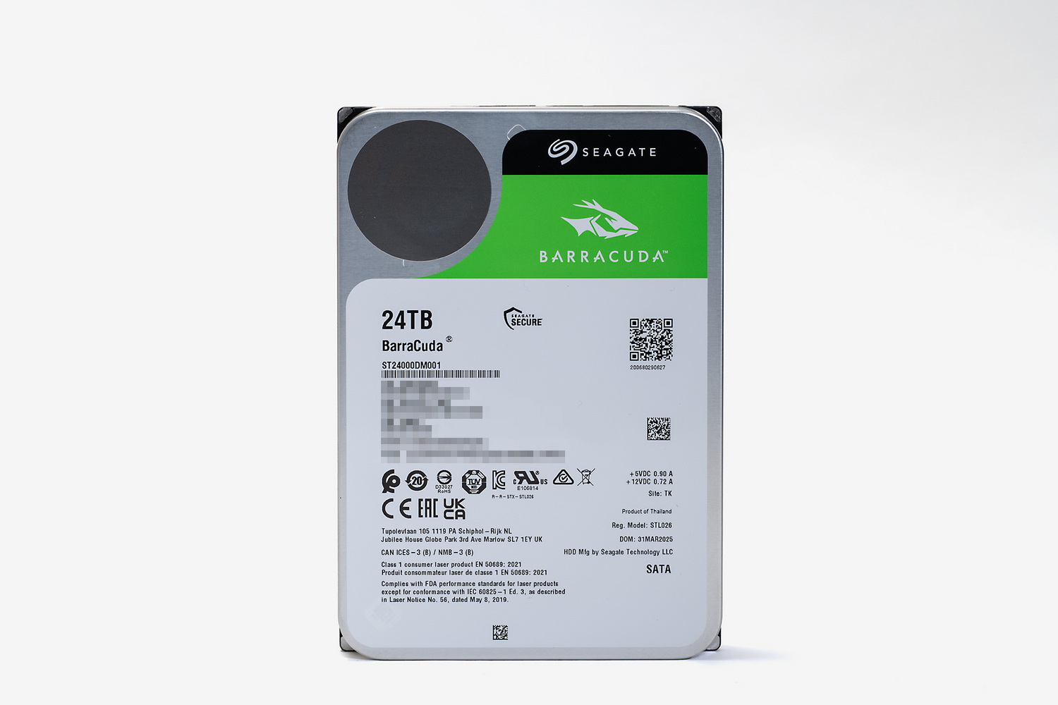 写真は左右同じのようで左はBarraCuda 24TB、右はIronWolf 24TB。ケースの形状に目立った差はなく、基板も刻印が多少違う程度でパターンは同じように見える
