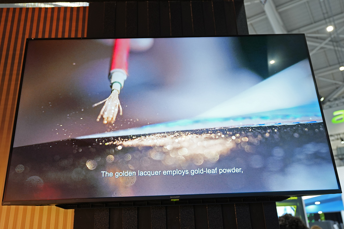 文字などは金箔紛を蒔いて文様や文字を表現する蒔絵の技法がとられ、1点1点手作業で仕上げられている