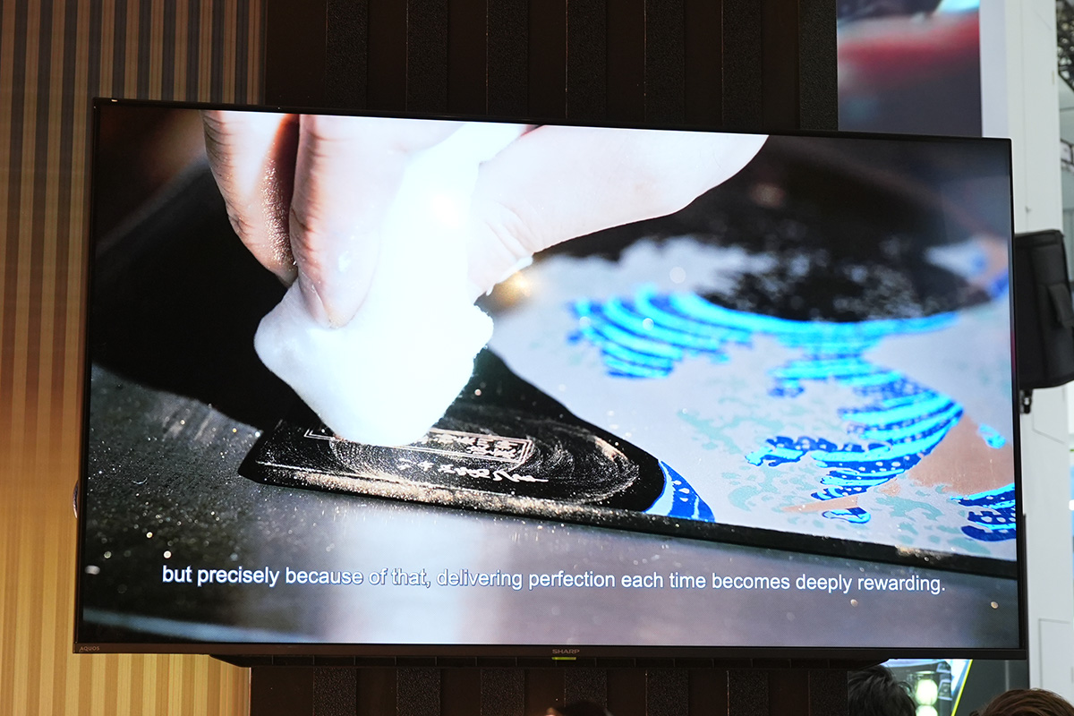 文字などは金箔紛を蒔いて文様や文字を表現する蒔絵の技法がとられ、1点1点手作業で仕上げられている