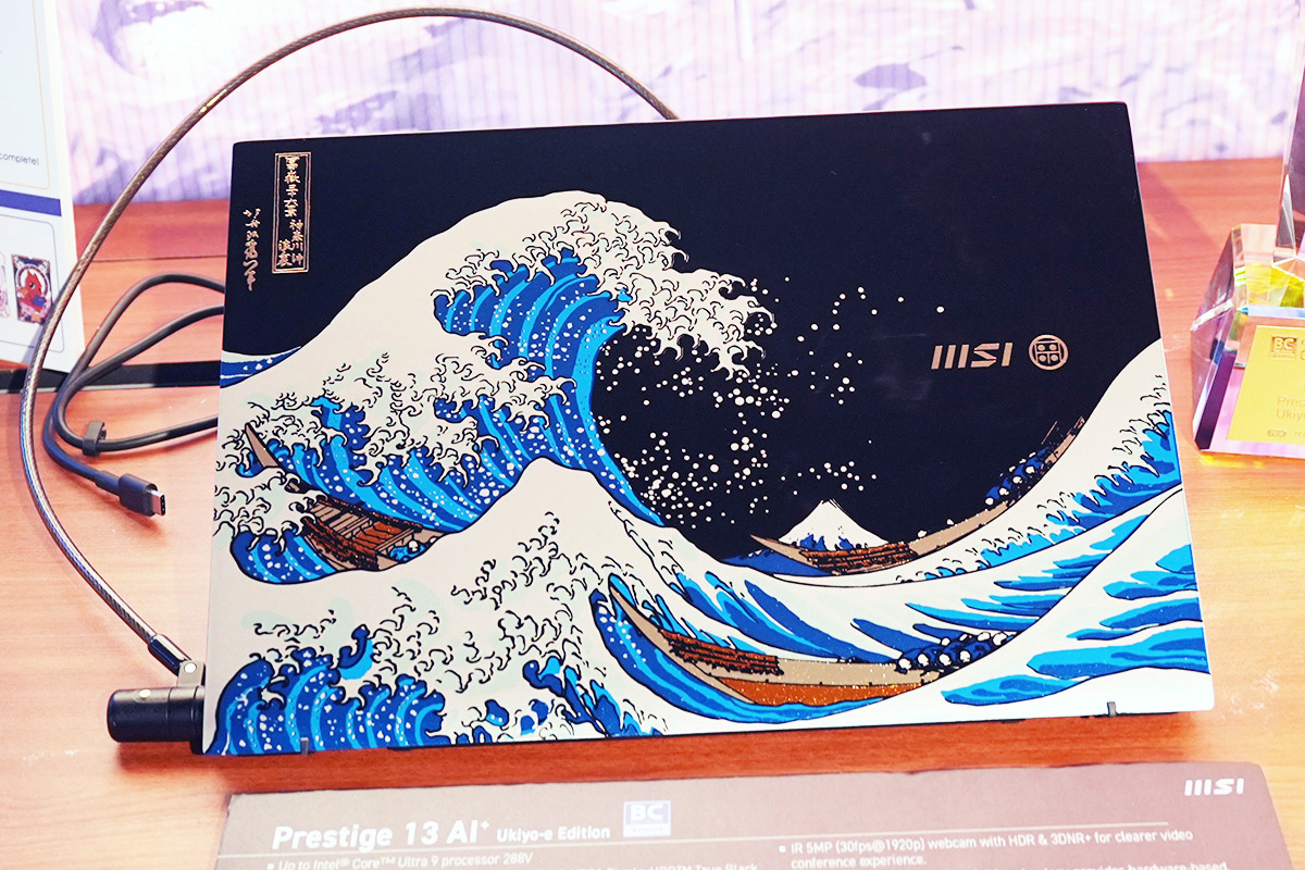 天板は光の当たり具合で黒にも濃い藍色にも見える深みのある色合い、キーボードも光沢のある特殊なものになっていた