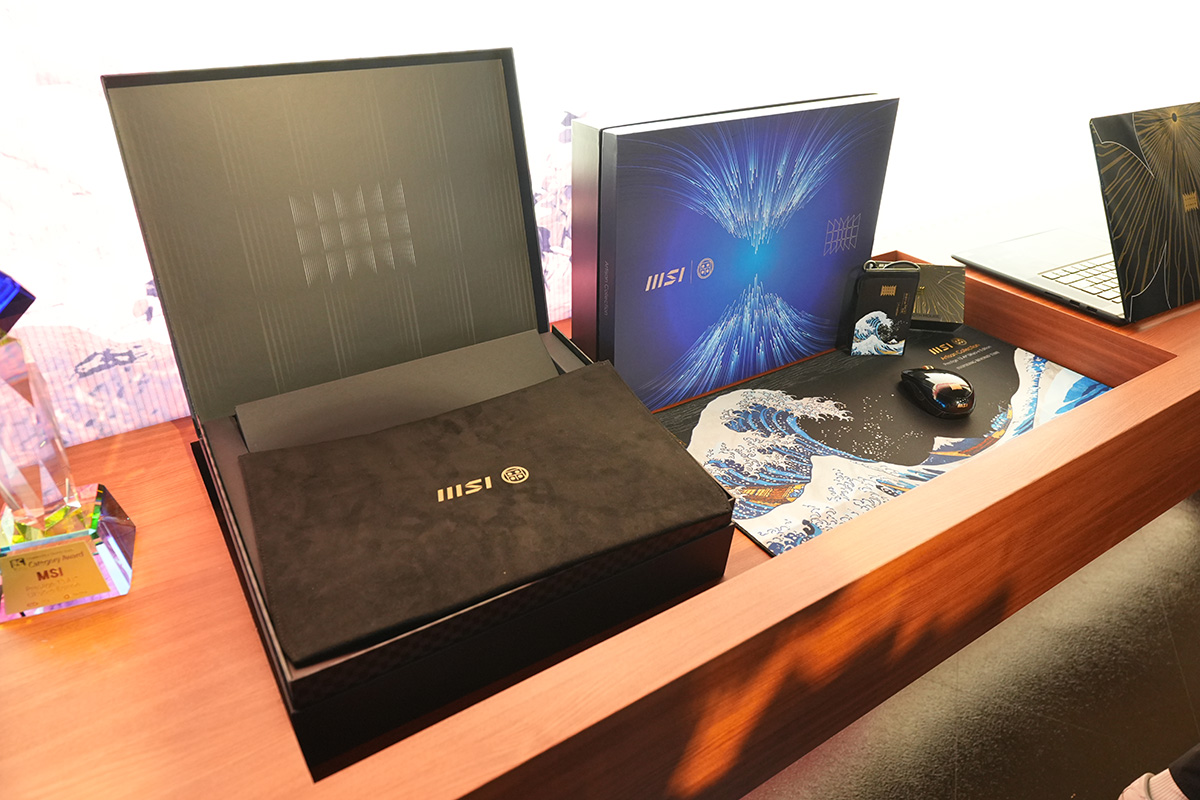 専用デザインのケースやマウス、マウスパッドなどが付属する