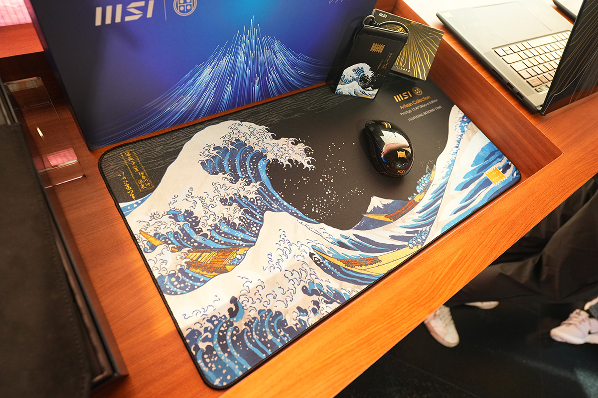 専用デザインのケースやマウス、マウスパッドなどが付属する