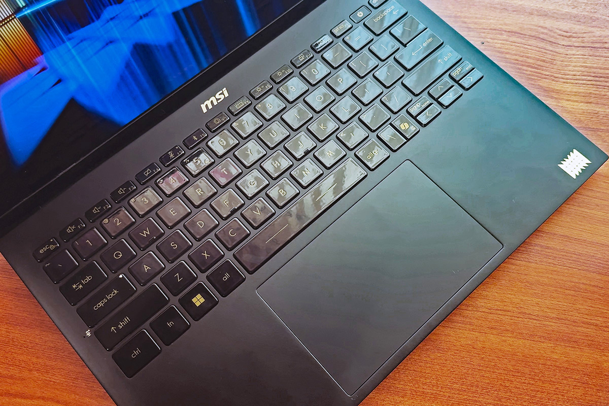 天板は光の当たり具合で黒にも濃い藍色にも見える深みのある色合い、キーボードも光沢のある特殊なものになっていた