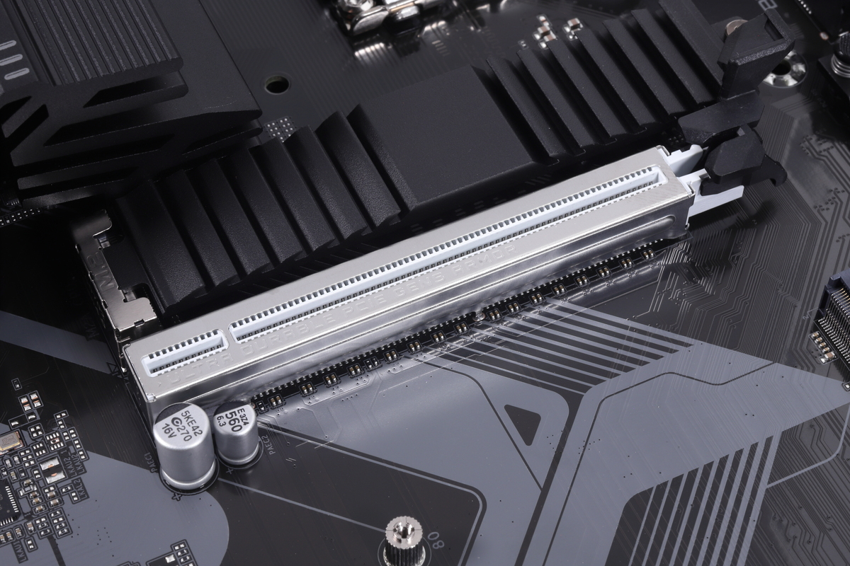 ビデオカード向けの拡張スロットがPCIe 5.0 x16に対応。GeForce RTX 50シリーズやRadeon RX 9000シリーズを制限なく利用できる