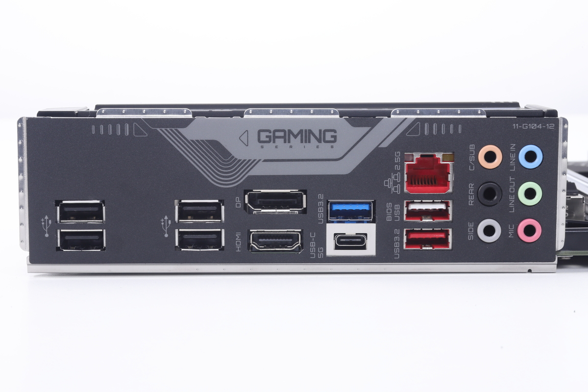 バックパネルインターフェイス。有線LANは2.5GbEに対応している