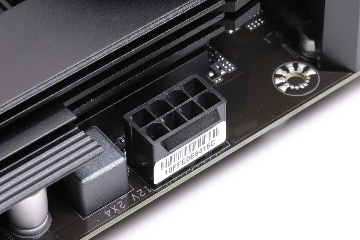 CPU用の電源コネクタはEPS12V(8pin)×1系統