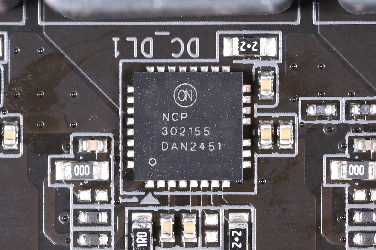 CPUに電力を供給するDrMOSはOnsemi「NCP302155」