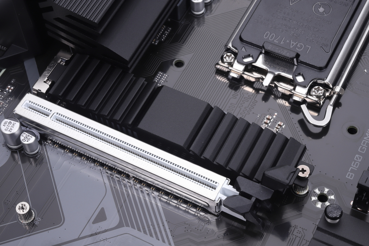 PCIe x16スロット上部に配置されたM.2スロットは専用ヒートシンクを備えている