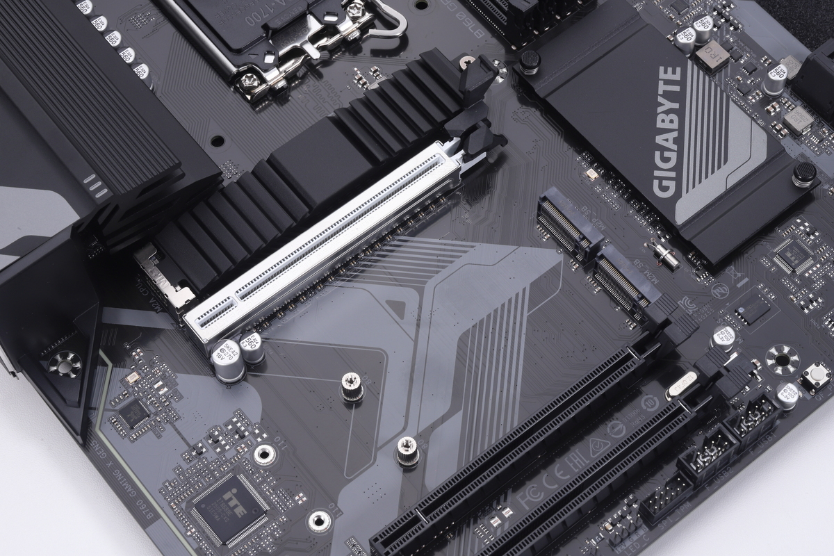 合計3本のM.2スロットを搭載。いずれもPCIe 4.0 x4接続に対応