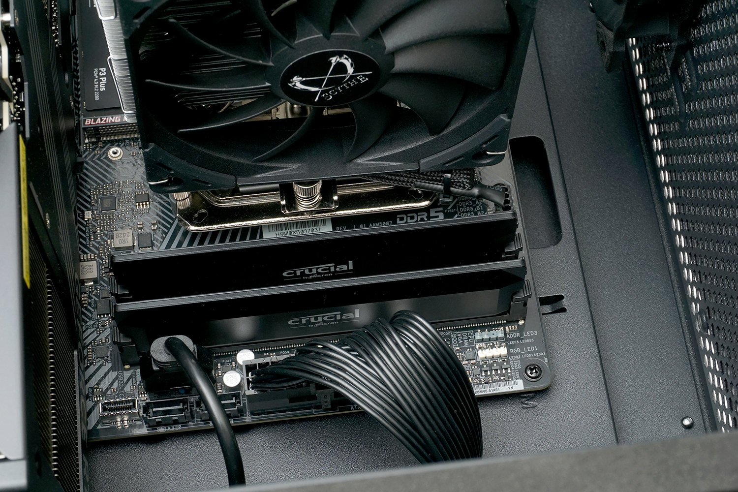 メモリは32GB搭載。テスト機ではCrucial ProのDDR5-5600 16GB×2枚を使用