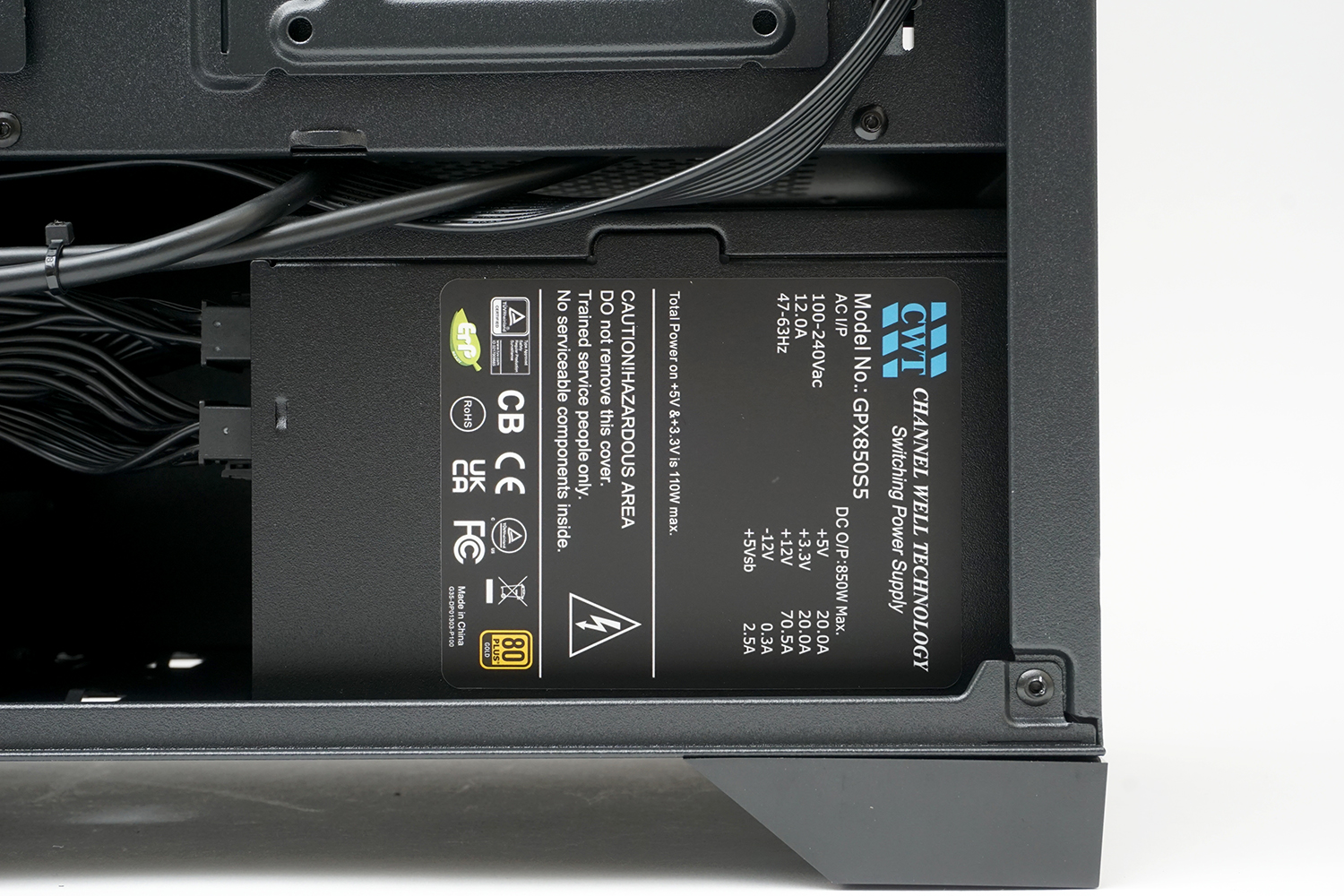 850W出力で80PLUS Gold認証の電源ユニットが標準搭載されている