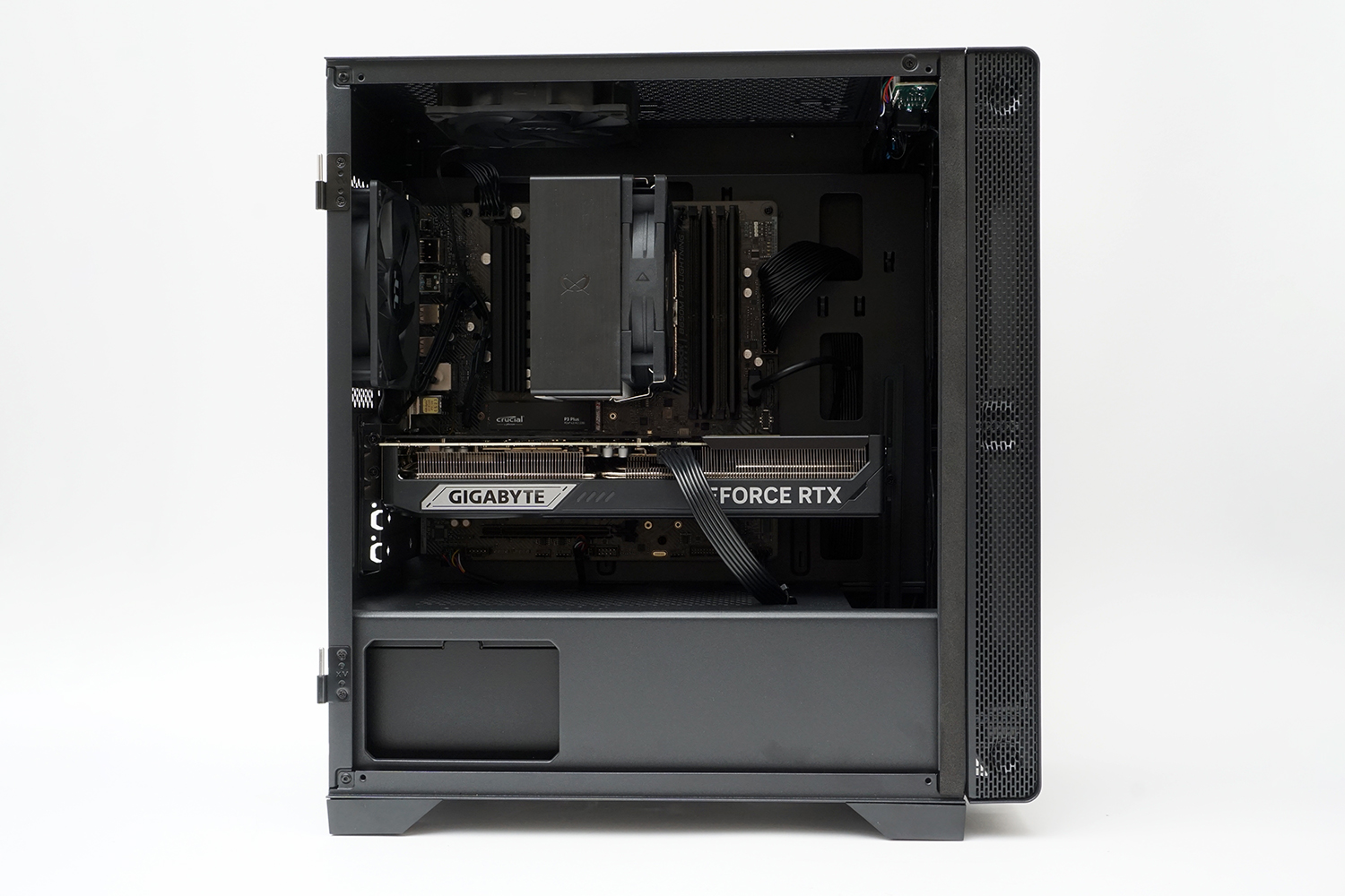 PCケースの内部。奥行きは短めだが配線はキレイにまとめられておりスッキリしている