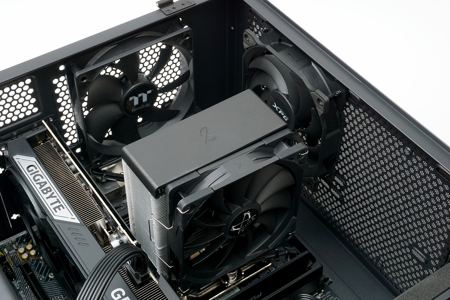 CPUクーラーにはサイドフローの定番、サイズの虎徹MARK3をが採用されていた。天面と背面に排気用の12cm角ファンも備える