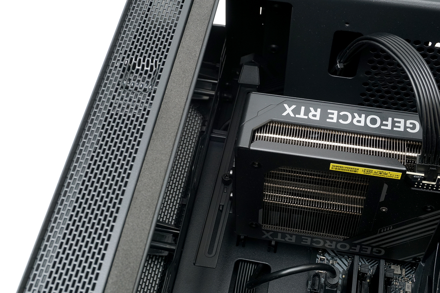 ビデオカードはサポートステイでしっかりと固定されていた。これなら輸送も安心と言える