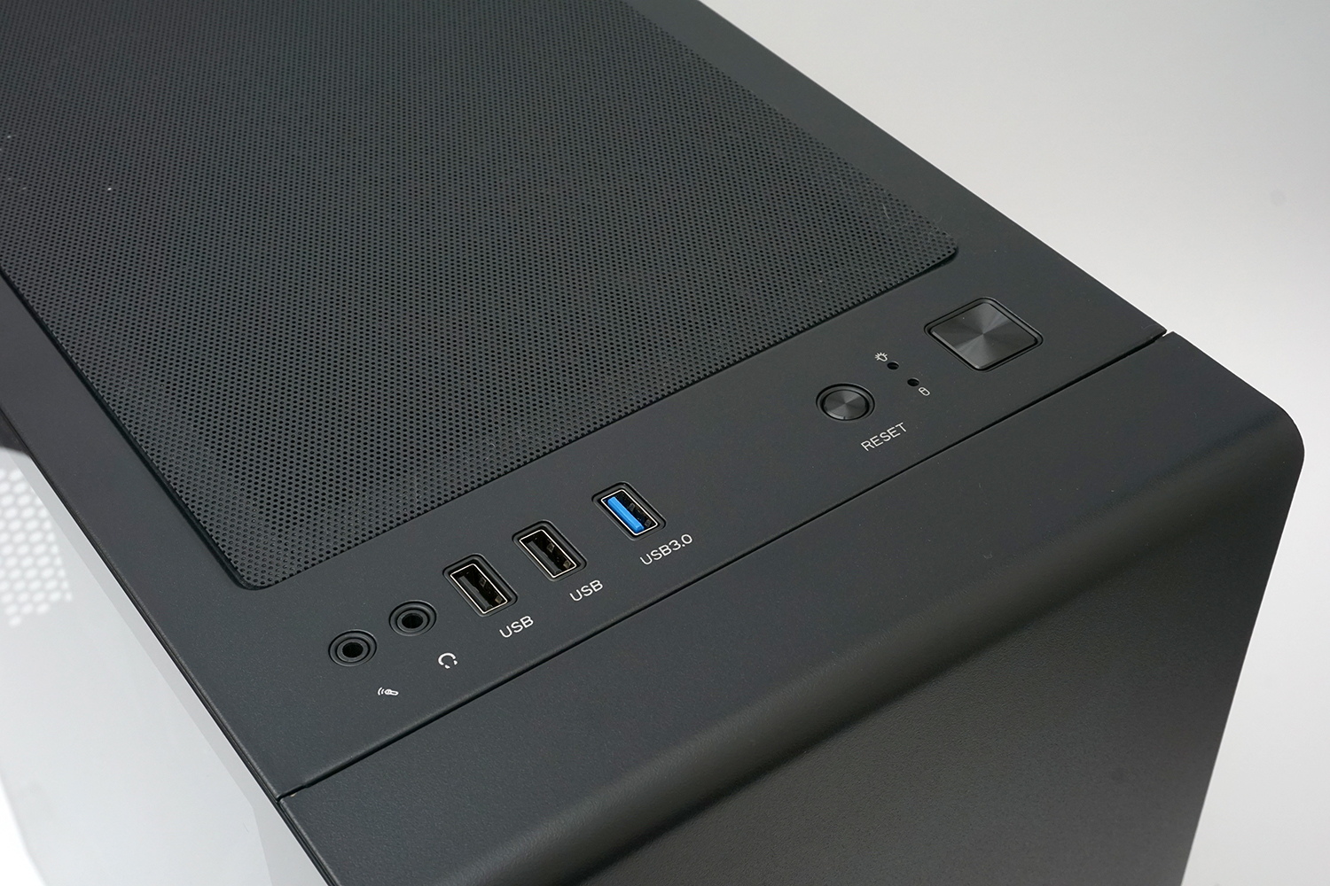 天面にはヘッドホン出力、マイク入力、USB 2.0×2、USB 3.2 Gen 1×1が備わっている