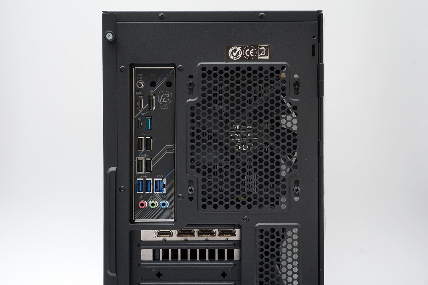 背面には映像出力のほか、2.5Gbpsの有線LAN、Thunderbolt 4、USB 3.2 Gen 2、USB 3.2 Gen 2 Type-C、USB 3.2 Gen 1×2、USB 2.0×2、サウンド入出力などが搭載されている