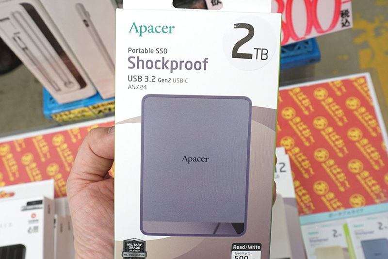 旧PCから新PCへの「データの引っ越し」には大容量の外付けドライブやUSBメモリがあると非常に便利。引っ越したいデータの量が多いなら、なるべく大きいものを用意したほうが効率はよい。引っ越し以外にも使い道はいくらでもあるので、この機会に1台持っておいても損はない