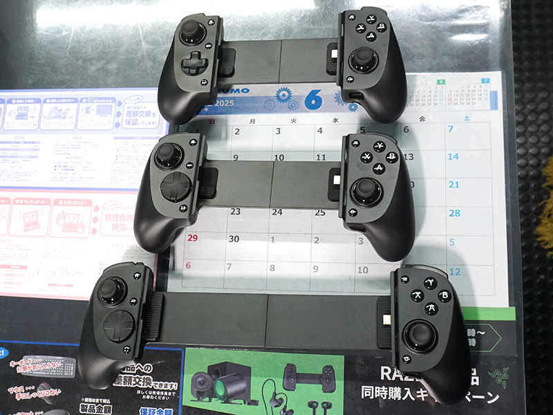 Kishi V3（上）とKishi V3 Pro（中央）との比較