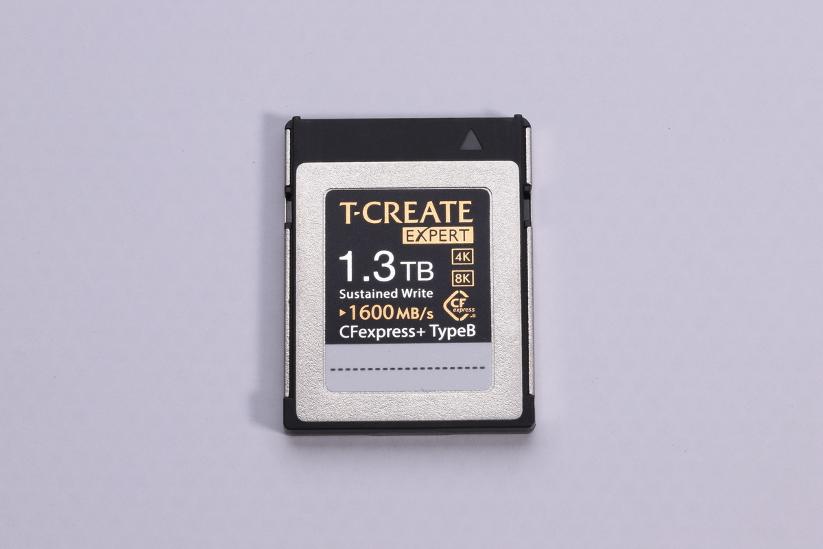 高性能モデルのT-CREATE EXPERT CFexpress Plus Type B。pSLC方式による一貫した書き込み性能を特徴としており、本体にも1,600MB/sのライト速度を持続可能なことが記載されている