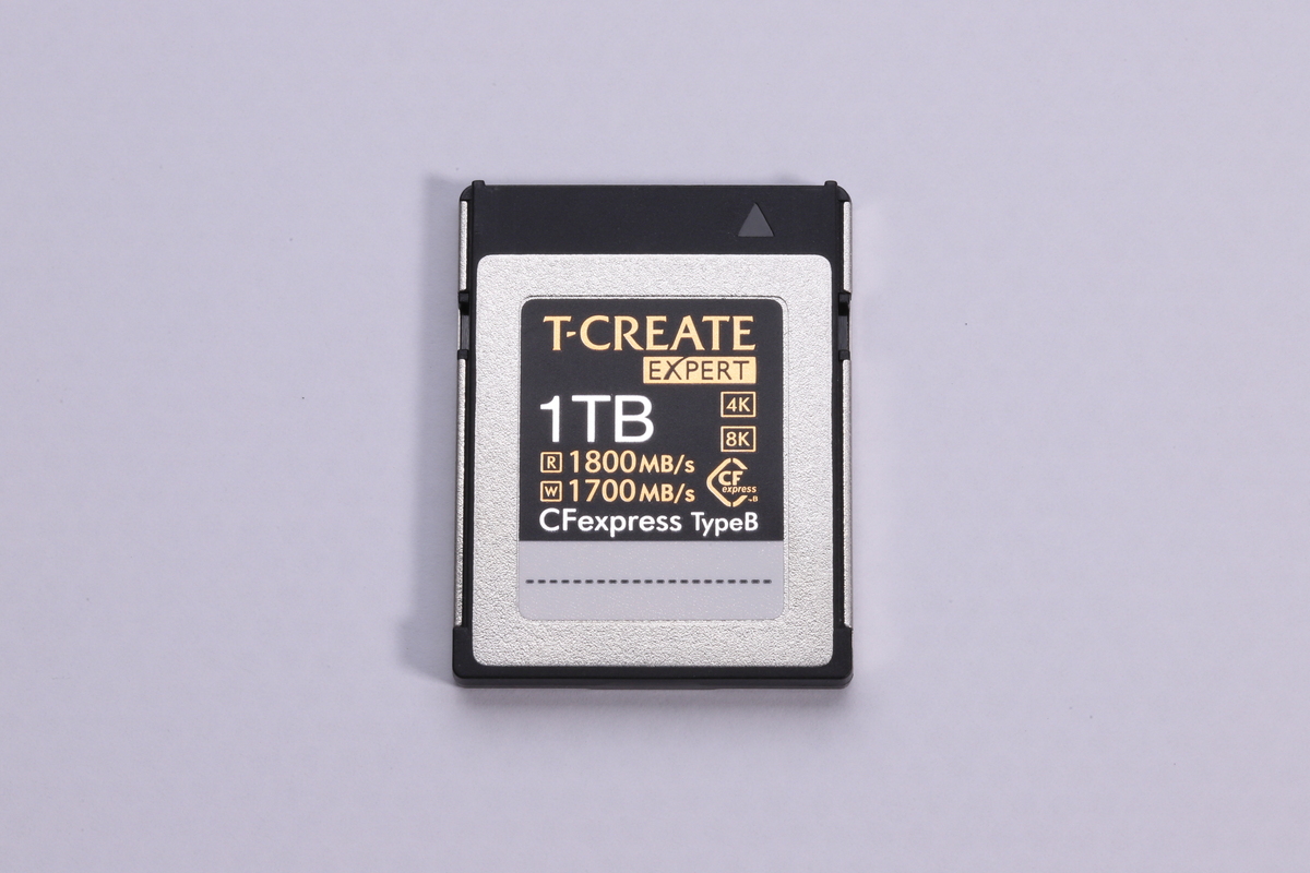 標準モデルのT-CREATE EXPERT CFexpress Type B。pSLC方式のような特異な書き込み性能こそないものの、最大速度は高性能モデルと同等で、大容量モデルをより安価に入手することができる