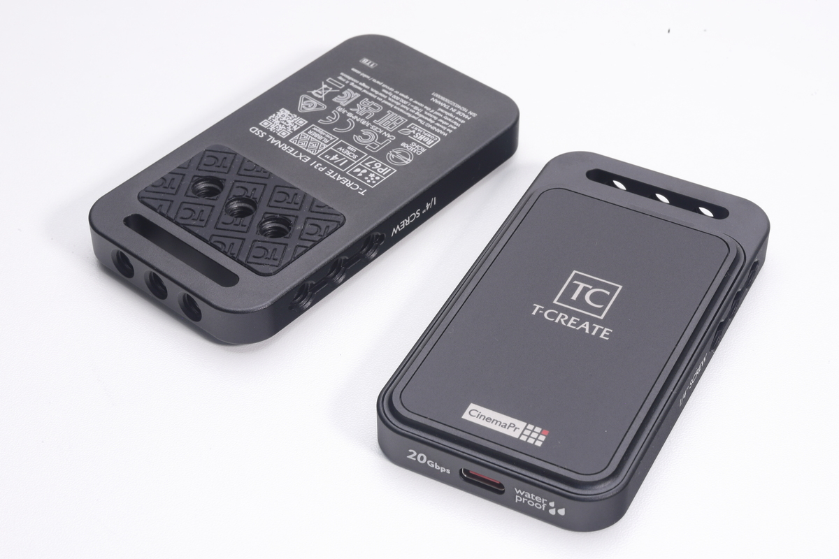 外付けSSDのT-CREATE P31。ビデオカメラでの利用を想定して設計されており、金属製の筐体には1/4インチのネジ穴が12箇所も設けている