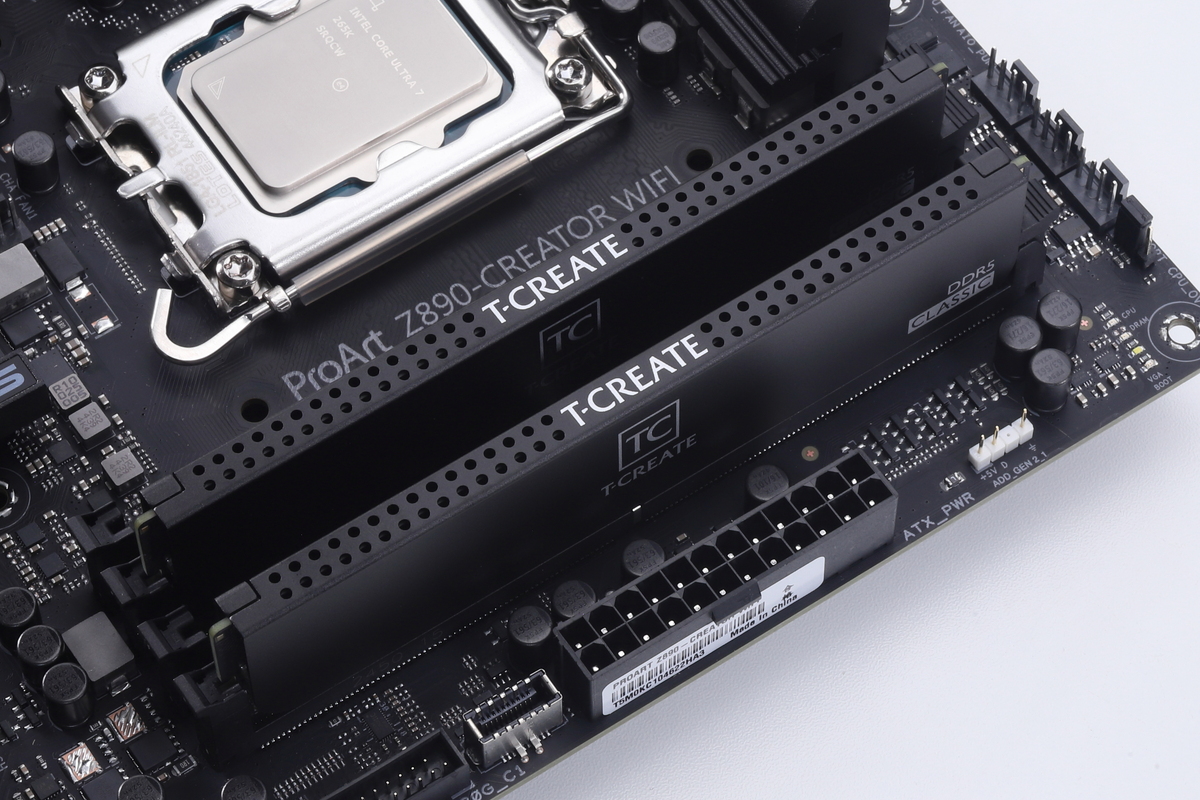 高さを抑えながらも、メモリモジュール上のDRAMやPMICを効果的に冷却するヒートシンクを採用