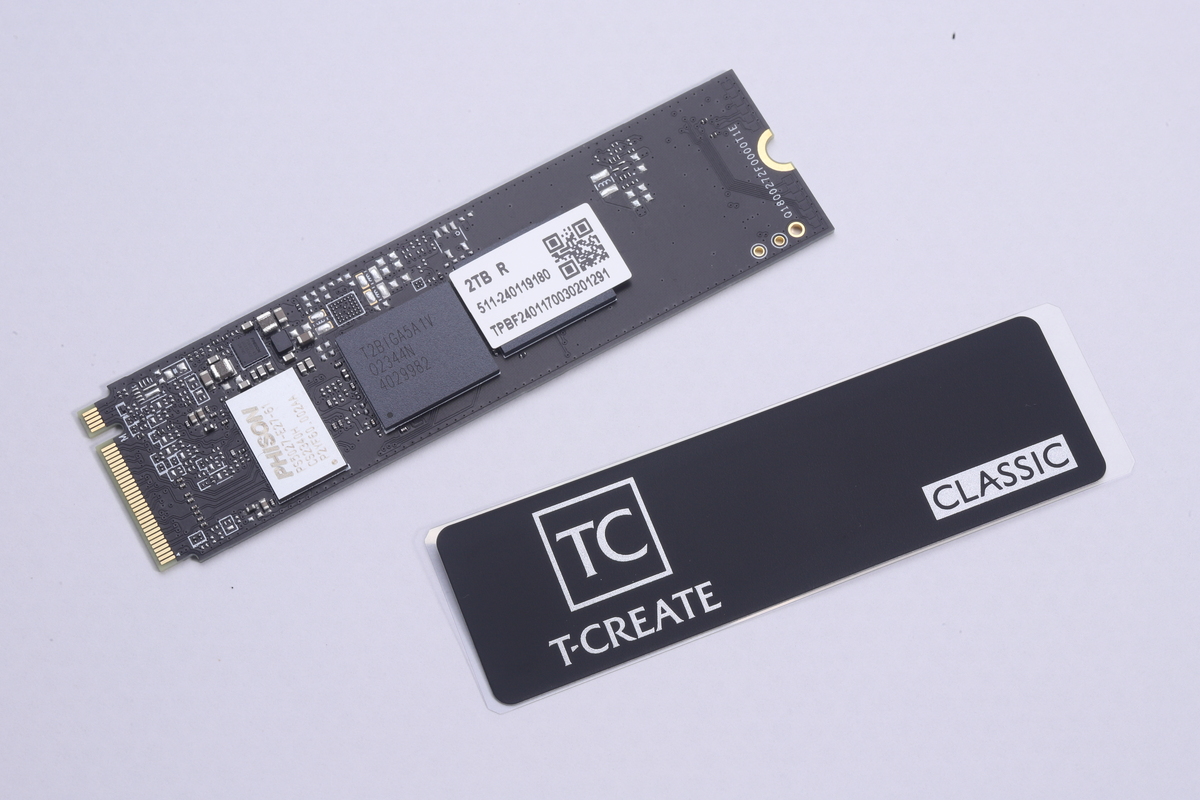 シート状のグラフェンヒートシンクは、ユーザー自身の手で取り付ける仕様だ