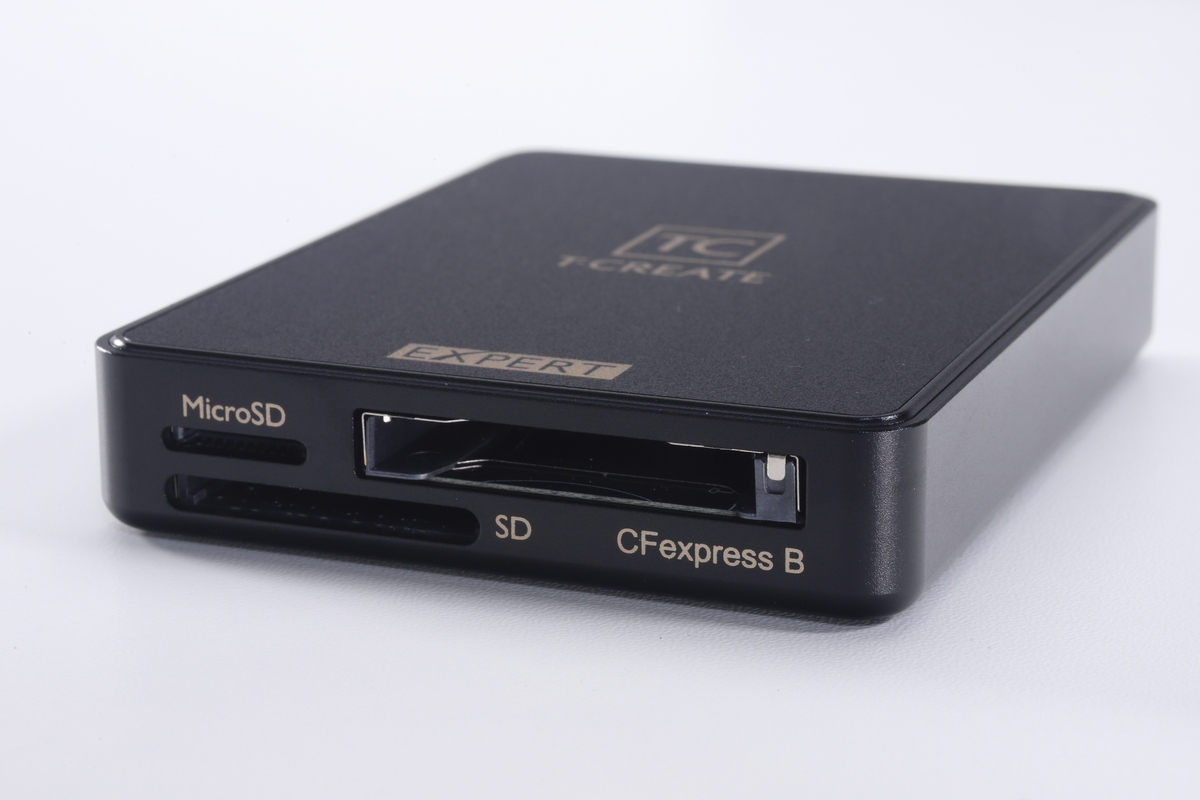 CFexpress Type Bのほか、UHS-II対応のSDカードおよびMicro SDカードスロットを備えている