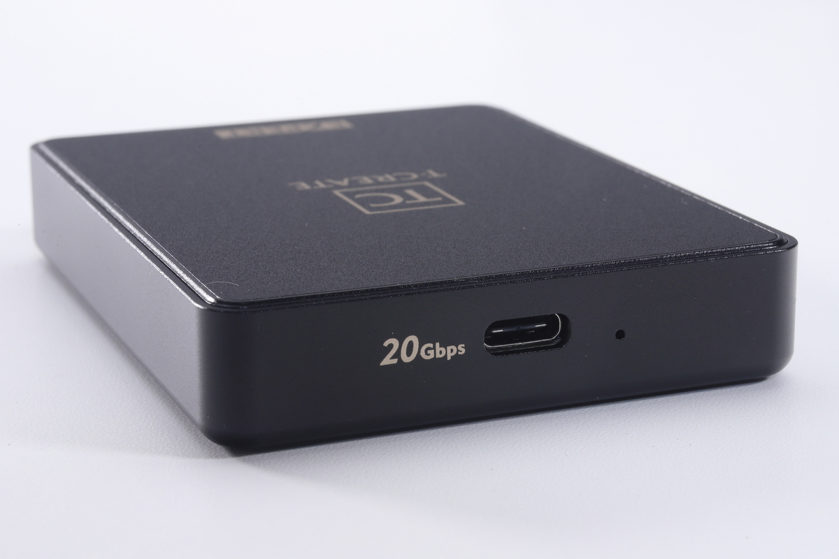 インターフェイスは20Gbps接続のUSB 3.2 Gen 2x2に対応。高速なCFexpressカードの速度を存分に引き出せる