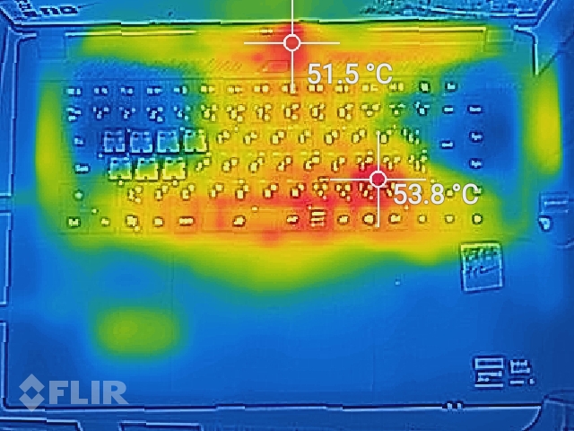 キーボードの上部と右下は温度が高くなっているが、ゲームプレイで重要となるWASDキー周辺はしっかり冷えている