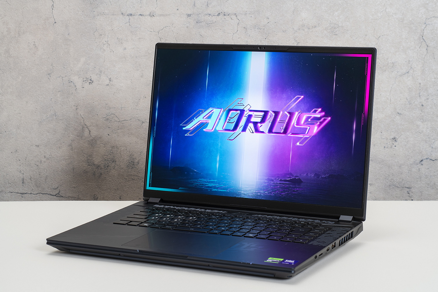 Core Ultra 9 275HXとGeForce RTX 5090 Laptop GPUを組み合わせたGIGABYTEのゲーミングノート「AORUS MASTER 16 AM6H」。評価機の型番は「BZHC6JPE64SP」で、メモリ32GB構成の直販価格は67万円