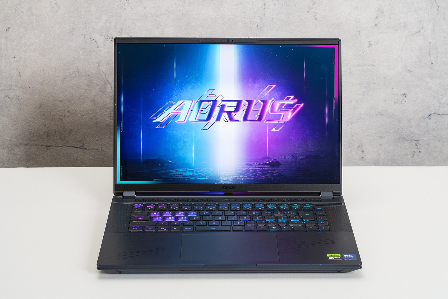 ディスプレイは16型で解像度は2,560×1,600ドット。有機ELパネルを採用し、広色域を実現している